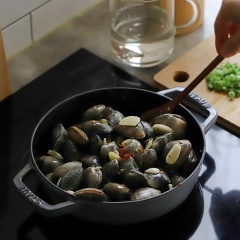 Nghêu mua về ngâm vào nước muối loảng, cắt vài trái ớt thả vào, để yên vài tiếng cho nghêu nhả sạch cát. Sau đó rửa sạch, vớt ra để ráo. Tỏi bóc vỏ thái lát. Ớt khô và hành lá thái nhỏ. Đun nóng dầu ô liu trong chảo sâu lòng, cho tỏi, ớt và tiêu vào đảo đều cho thơm. Đổ nghêu vào, đảo đều.