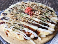 Bánh xèo Nhật nhân mochi phô mai với phần nhân bắp cải mềm mềm, mochi và phô mai trên mặt dai dai béo ngậy, hoà quyện cùng sốt rất vừa miệng và hấp dẫn. Nhanh tay lưu lại công thức ngay bạn nhé.