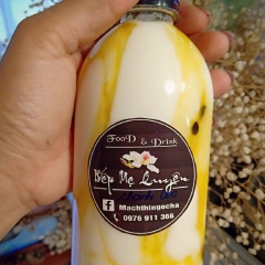Tèn ten, sản phẩm đã hoàn thành. Sữa chua uống vừa ngon vừa tốt cho sức khỏe, khi kết hợp với các loại mứt trái cây thì hương vị lại vô cùng thơm ngon. Sữa chua khi cho vào những chai nhựa dễ thương như thế này không chỉ người lớn mà chắc chắn những em bé cũng sẽ rất thích. Bạn có thể làm để bổ sung vitamin cho các bé. Chúc các bạn thành công!