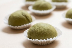 Xịt đều nước lên bánh, rắc ít mè đen rang chín lên trên. Cho bánh vào nướng rãnh giữa lò trong 12 phút. Bánh chín có thể dùng nóng hoặc để nguội đều được.