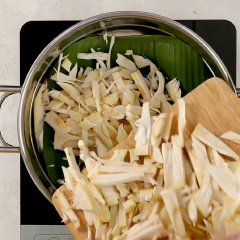500gr mít non rửa sạch, sau đó thái lát mỏng nhỏ vừa ăn rồi cho vào nồi hấp, hấp trong vào 15 phút ( hấp mít sẽ giữ được độ ngọt của mít hơn luộc), khi mít chín thì vớt ra tô đá để giữ được độ giòn của mít.