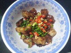 Chờ ít phút cho món ăn nguội bớt. Dọn ra đĩa hoặc thố, rắc hành lá và ớt đã chuẩn bị lên trên bề mặt cho đẹp mắt.