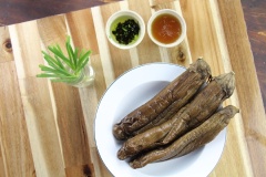 Cà tím mua về các bạn đem rửa sạch sau đó dùng dao khứa 1 vài đường dọc thân cà để cà không bị vỡ trong quá trình nướng. Sau đó cho vào lò vi sóng nướng khoảng 35 phút. Cứ 10 phút, trở mặt cà tím 1 lần.
