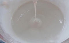 Bột gạo cho vào tô cùng 1/3 muỗng cà phê muối. Sau đó, đổ 435ml nước vào, hòa tan. Lấy màng bọc thực phẩm bọc miệng tô bột, để như thế 2 giờ cho bột nghỉ.