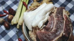 Thịt bò bắp, mua về hãy rửa sạch và để qua cho ráo nước. Gầu và gân bò cho vào thau, bóp đều và mạnh tay với 3 muỗng canh muối trắng để làm sạch khoảng 3 phút rồi sau đó rửa lại nhiều lần bằng nước sạch, sau đó để cho ráo nước.