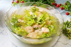 Canh bông thiên lý nấu tôm thanh đạm mà ngon. Thịt nõn tôm được xào săn lại, nấu ra nước ngọt thơm, bông thiên lý đun vừa chín tới, vẫn giữ được được độ tươi ngon.