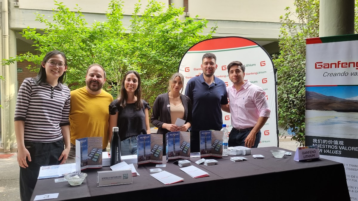Equipo de una empresa participante junto a su stand