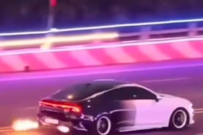 Xác minh clip ô tô con nẹt pô, phun lửa trên đại lộ Đông Tây - Báo VietnamNet