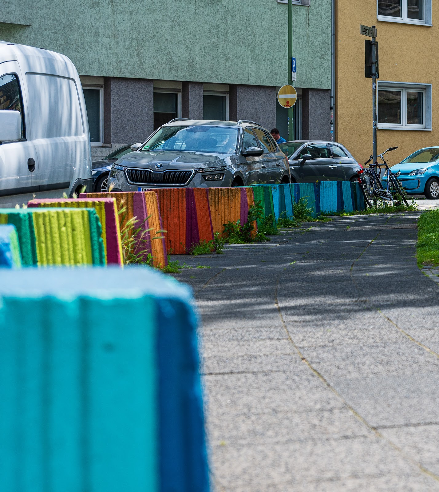 Bunte Pöller rund um den Platz