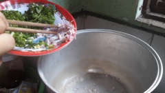 Cho dầu vào nồi, đợi nóng rồi phi hành cho thơm. Sau đó cho thịt vào xào trước rồi cho vào khoảng 1 lít nước. Nêm muối, nước mắm, bột ngọt. Đợi sôi.