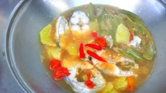 Cho me, đường, thêm chút xíu mắm cho tô canh dậy mùi. Nếm lại cho vừa khẩu vị. Tắt lửa nhắc canh chua xuống. Cho giá dưới đáy tô, múc canh và cá ra tô, cho ớt và lá cần lên. Dùng nóng với nước mắm ớt và cơm nóng rất ngon.