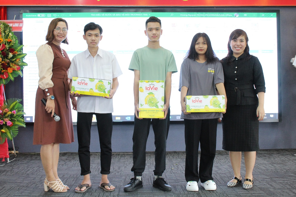 Những phần quà gửi được gửi đến các bạn tân sinh viên tham gia cùng chương trình