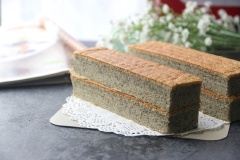 Lấy bánh ra để nguội bớt rồi cắt miếng vừa ăn là xong. Bạn có thể sử dụng công thức bánh này làm cốt bánh gato hay cupcake đấy.