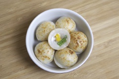 Bày trí bánh ra đĩa và dùng nóng. Có thể rưới thêm ít tương ớt hay tương cà ăn kèm rất tuyệt nhé! Kanom Krok Thái Lan là món ăn đường phố rất phổ biến mỗi khi du lịch trên đất Thái. Với hướng dẫn tỉ mỉ trên chắc chắn bạn sẽ dễ dàng thành công thôi nhé!