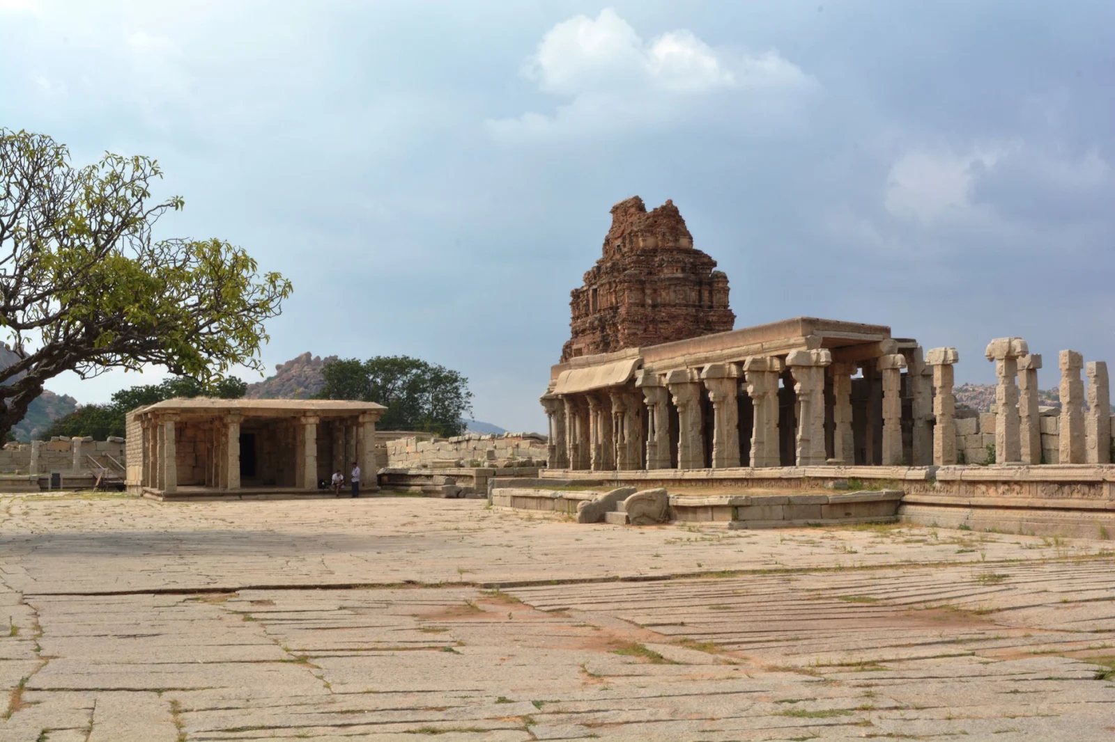 Can we visit Hampi as a day trip from Ballari city?