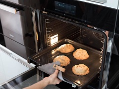 Khía vài lỗ trên mặt bánh rồi xếp bánh vào khay nướng. Đánh tan trứng gà trong bát, dùng cọ quét trứng gà lên mặt bánh. Nướng bánh trong 20 phút cho đến khi chín vàng