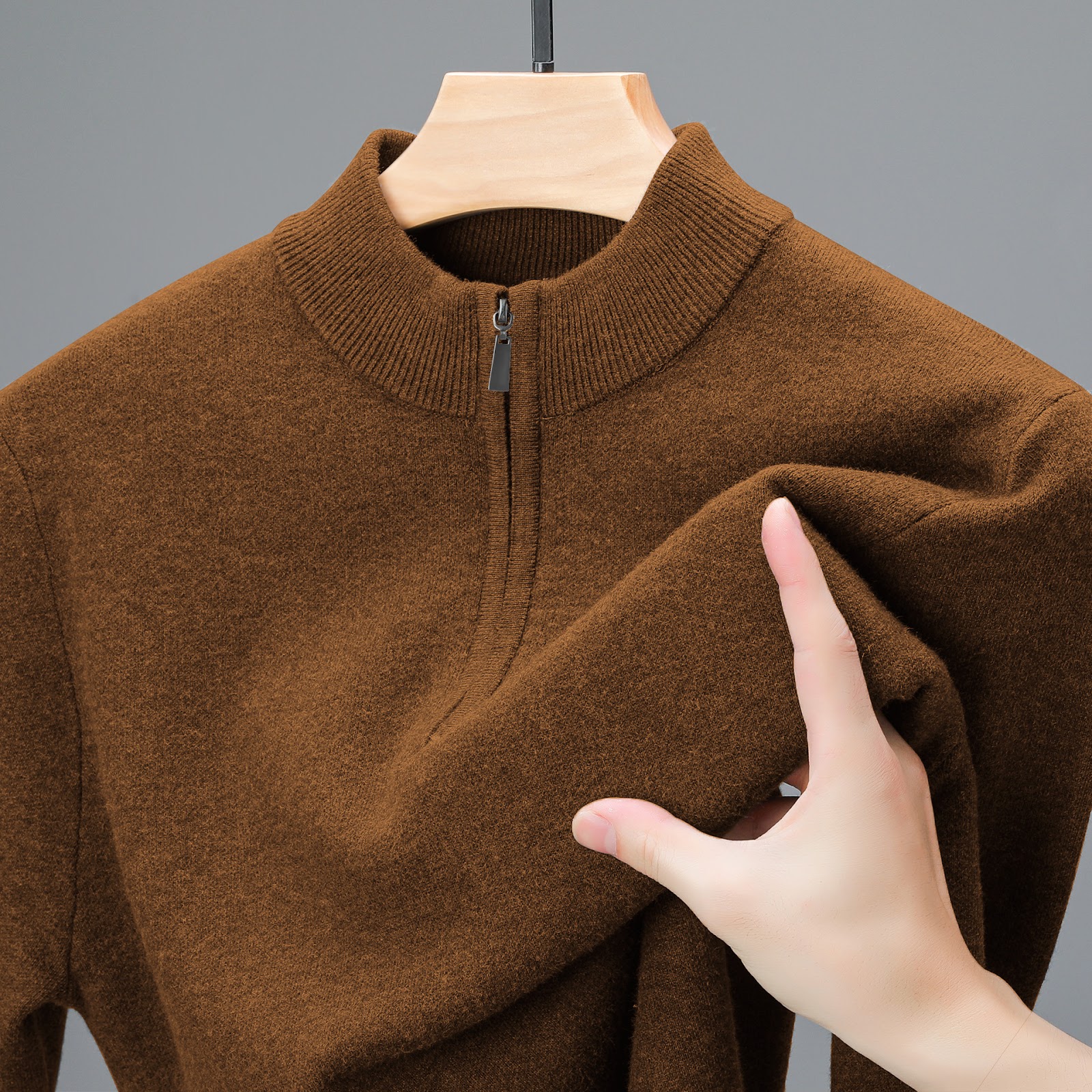 Herren-Strickpullover mit Stehkragen und halbem Reißverschluss