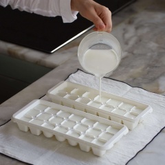 Hòa tan 6 muỗng canh sữa chua với 1 lít sữa tươi có đường rồi rót vào đầy các khuôn làm đá viên, đem đặt trong ngăn đông tủ lạnh khoảng 6-8 tiếng đồng hồ cho đông đá.
