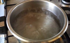 Cách 2: Giã mịn phèn chua rùi đun nước sôi, cho phèn chua vào khuấy đều, rùi đổ tắc vào chần chín.