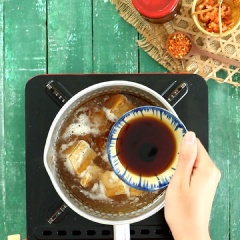 Để làm sốt mắm ruốc Thái, bạn bắc nồi cho 400gr đường thốt nốt cùng 200ml nước lọc nấu cho đến khi đường hòa tan, rồi cho tiếp 50ml nước mắm, 2 muỗng canh mắm ruốc, nấu thêm 20 phút ở lửa vừa và cho 1 muỗng canh ớt bột vào. Sau khi sốt đã sệt có màu đẹp mắt bạn tắt bếp để sốt nguội.