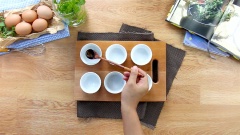 Đổ caramel ra khuôn và để 5 phút ở nhiệt độ phòng cho caramel đông lại.