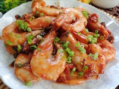 Tôm rim mặn với thịt tôm rim cùng nước mắm mặn đậm đà hấp dẫn. Đây là món ăn rất hút cơm luôn nhé! Nếu dùng với cơm và canh nóng thì càng tuyệt.