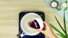 Nấu thạch lá cẩm: Bắc nồi nóng, nấu 500ml Nước với 7gr Bột agar đến khi bột tan hoàn toàn. Sau đó, cho 50gr đường rồi khuấy đều đến khi đường tan. Cho nước cốt lá dứa vào, khuấy đến khi hỗn hợp hòa quyện thì nấu đến khi sôi rồi tắt bếp, đổ hỗn hợp ra khuôn, chờ đông.