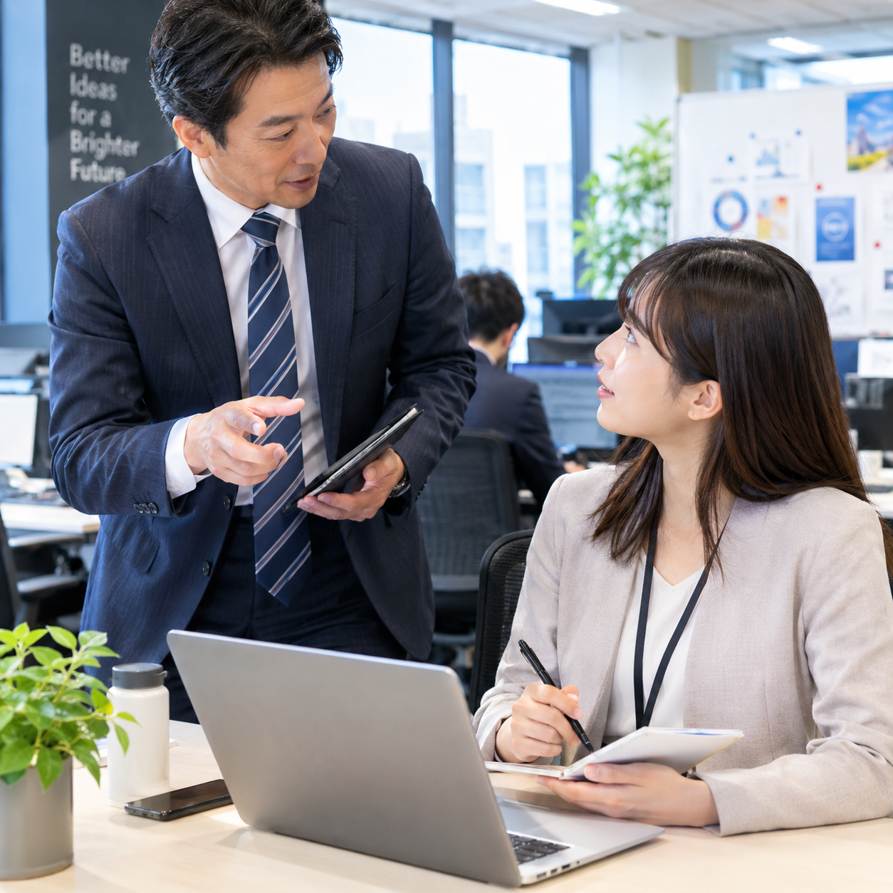 オフィスで企画や選定に悩む担当者