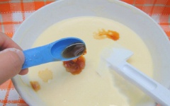 Lọc hỗn hợp qua rây cho mịn, thêm 1 muỗng cà phê vani vào, khuấy đều.