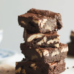 Bánh chín lấy ra để thật nguội rồi mới cắt nha. Bánh brownie ăn thơm lừng với bị thơm của chocolate và vị béo của hạt hồ đào sẽ khiến mọi người trong gia đình bạn ai cũng đều ngất ngây.