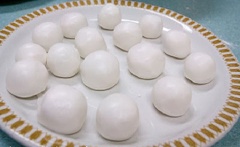 Ngắt từ khối bột nếp khoảng 25g làm phần vỏ, bọc lấy phần nhân, rồi vo tròn.
