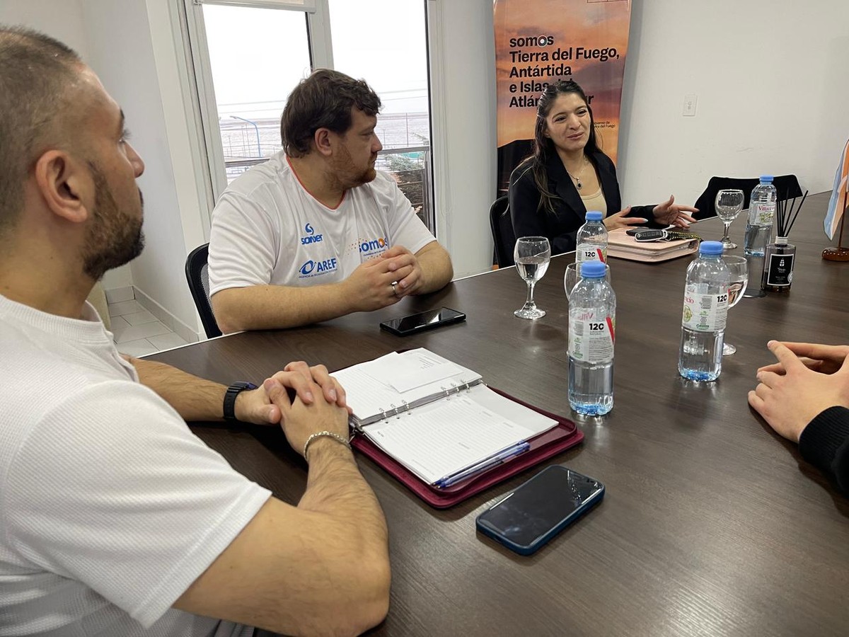 Gobierno se reunió con la nueva comisión de la federación de hockey de tierra del fuego para diagramar actividades