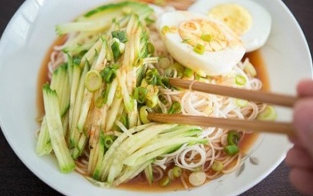 Mì Trộn Dưa Leo Và Trứng