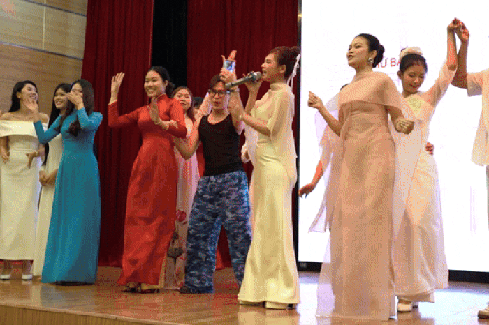 Ca sĩ Thủy Tiên, Trân Oanh và sinh viên Đại học Cửu Long hát, catwalk bùng nổ sân khấu Hoa hậu Việt Nam 2026 - Báo Tiền Phong