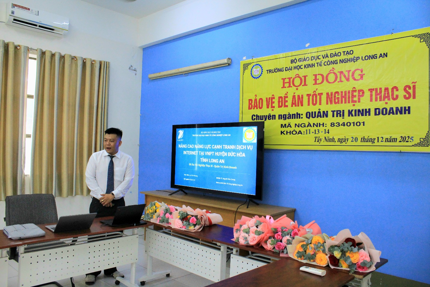 Học viên trình bày đề án trước hội đồng