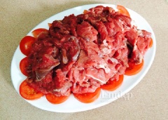 Thịt bò phi lên rửa sạch, cắt miếng mỏng. Gầu bò, xương ống rửa sạch, để ráo. Gừng đập dập, hành lá, ngò rí rửa sạch.
