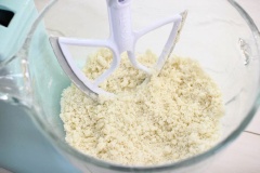 Thêm 170gr bơ mềm vào hỗn hợp khô, đánh ở tốc độ chậm, cho từng miếng bơ vào một, cho đến khi bơ hoà quyện vào hỗn hợp (miếng bơ vụn chỉ nhỏ bằng hạt đậu), khoảng 2 phút.