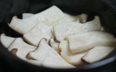 Tiếp theo, cho nấm đùi gà, gừng vào, nấu nhỏ lửa khoảng 5-7 phút.