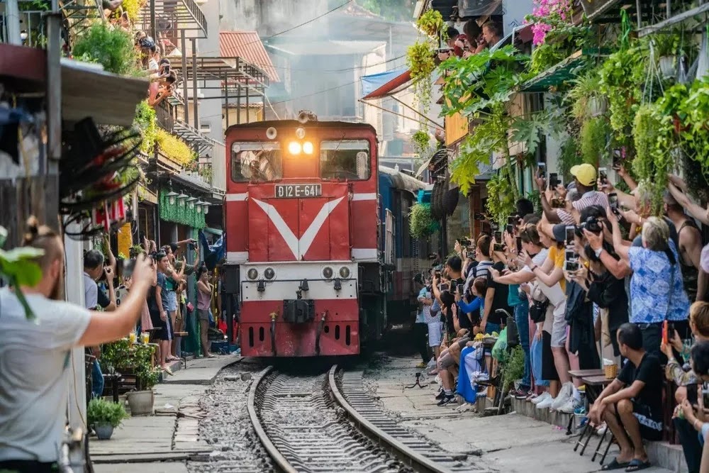 is-it-safe-to-visit-hanoi-train-street.webp