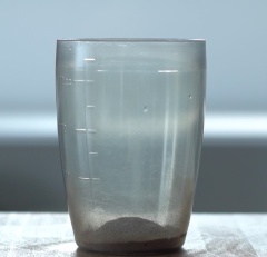 Cho vào ly thủy tinh 16 cà phê hòa tan (loại cà phê ưa thích nhé!). Sau đó, thêm vào 50ml nước sôi, dùng muỗng khuấy đều cho bột cà phê tan.