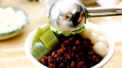 Vậy là những thành phần của bingsu matcha đậu đỏ đã hoàn tất, tuy nhiều nhưng cách làm đơn giản phải không. Khi ăn bạn chuẩn bị thêm kem matcha cùng đá bào, xếp những thành phần xen kẽ nhau rồi rưới nước sốt matcha lên trên cùng. Tada, cùng nhau thưởng thức món bingsu matcha đậu đỏ mát rượi ngon lành thôi nào. Không cần phải ra quán xá chi cho đắt đỏ, chỉ cần ở nhà và trổ tài một chút, đảm bào gia đình bạn sẽ phải trầm trồ tán thưởng cho mà xem.