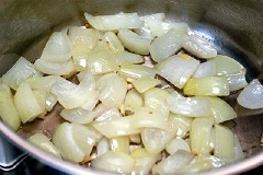 Đun 1 muỗng canh dầu ăn nóng, cho tỏi, hành tây vào đảo đều cho đến khi miếng hành hơi trong lại.