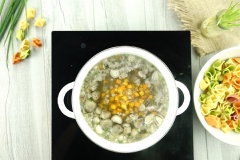 Nước sôi già, cho thịt bằm, nấm rơm, cà rốt vào nồi nước. Nấu 15 -20 phút cho nước ngọt. Trong lúc này bạn nhớ vớt bỏ phần bọt để nước lèo trong.