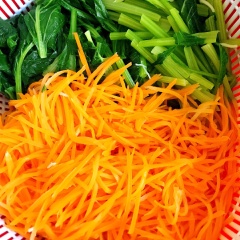 Cà rốt bào sợi. Cải ngọt, cà rốt rửa sạch, luộc cho chín với một ít muối rồi vớt ra để ráo.