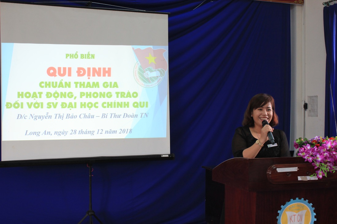 Bí thư Đoàn trường – Nguyễn Thị Bảo Châu phổ biến Quy định về Chuẩn tham gia hoạt động, phong trào đối với sinh viên đại học chính quy. Đồng chí tin tưởng các đoàn viên sinh viên sẽ không chỉ học tập tốt mà còn tham gia nhiệt tình các phong trào của Đoàn trường để phát triển toàn diện.