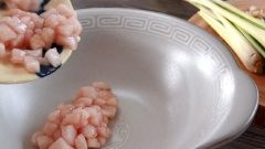 Cắt nhỏ 50gr mỡ trộn đều với 1 muỗng canh đường ướp 30 phút.