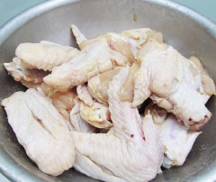 Cánh gà rửa sạch, để ráo nước. Sau đó, ướp cánh gà với 1 muỗng cà phê muối, 1/2 muỗng cà phê tiêu khoảng 10 phút.