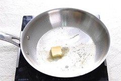 Cho 15ml dầu ăn và 2 muỗng canh bơ vào chảo đun tan chảy. Đặt lát bánh mì đã thấm trứng sữa vào chiên ở lửa vừa cho đến khi chín vàng đều 2 mặt. Lấy bánh mì ra đĩa, rưới si rô trái cây hoặc mật ong lên mặt bánh. Sau đó thêm trái cây và rắc đường bột lên trên là xong.