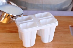 Tắt bếp, để nguội, đổ hỗn hợp sữa tươi, bột nếp vào khuôn kem que.
