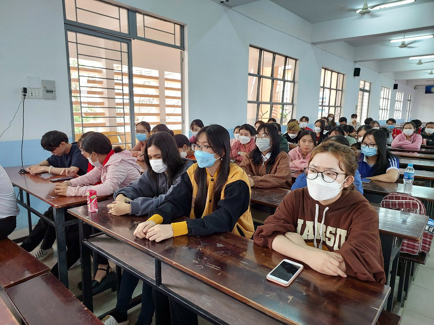 Đoàn viên, sinh viên DLA tham gia buổi tuyên truyền